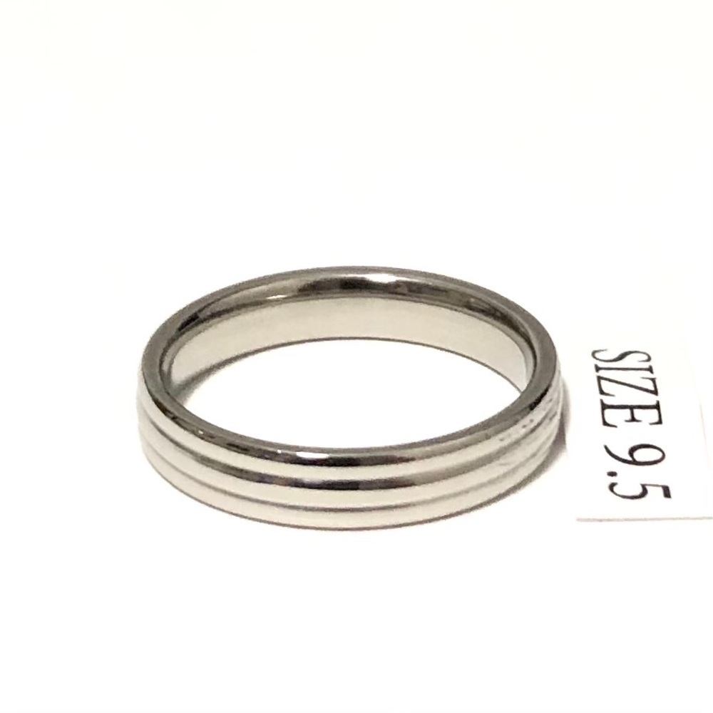 Silver Tone Ribbed Ring, Size 9.5